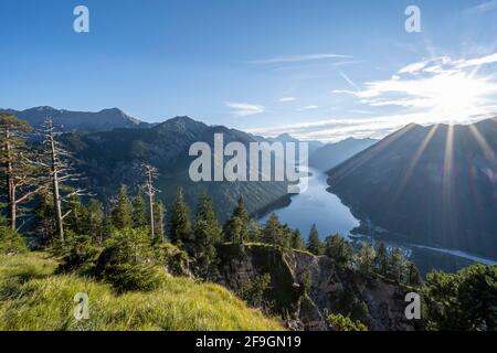 Blick vom Gipfel des Schönjoechl, Sonne scheint auf Plansee mit Bergen, Tirol, Österreich Stockfoto