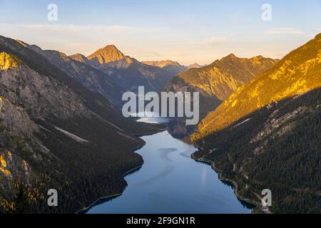 Blick vom Gipfel des Schönjoechl auf Plansee und Berge, Morgensonne, Ammergauer Alpen, Reutte, Tirol, Österreich Stockfoto