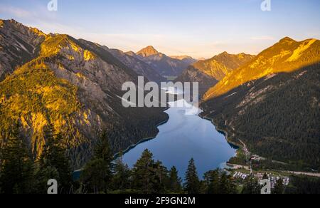 Blick vom Gipfel des Schönjoechl auf Plansee und Berge, Morgensonne, Ammergauer Alpen, Reutte, Tirol, Österreich Stockfoto