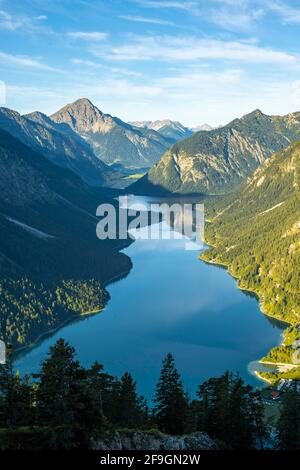 Blick vom Gipfel des Schönjoechl auf Plansee und Berge, Morgensonne, Ammergauer Alpen, Reutte, Tirol, Österreich Stockfoto