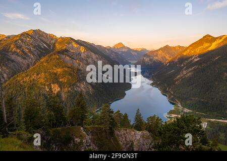 Blick vom Gipfel des Schönjoechl, Morgenstimmung, Plansee mit Bergen, Tirol, Österreich Stockfoto