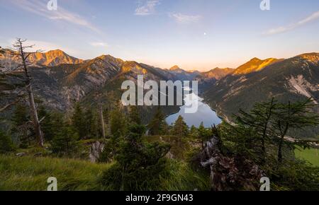 Blick vom Gipfel des Schönjoechl, Morgenstimmung, Plansee mit Bergen, Tirol, Österreich Stockfoto