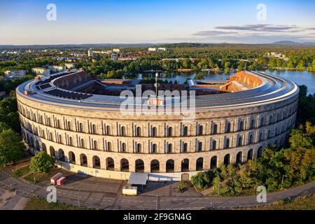 Unvollendeter Kongresssaal der NSDAP 1933-1945, im hinteren Kopfbereich Nebengebäude links Dokumentationszentrum, rechts Serenadenhof, großer Dutzendteich Stockfoto