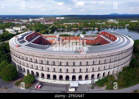 Unvollendeter Kongresssaal der NSDAP 1933-1945, im hinteren Kopfbereich Nebengebäude links Dokumentationszentrum, rechts Serenadenhof, großer Dutzendteich Stockfoto