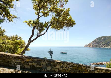 Blick vom Wanderweg auf die wunderschöne Küste und den Strand des mittelmeers in der Nähe des Dorfes Monterosso al Mare im Frühsommer, Cinque Terre Liguria Ita Stockfoto