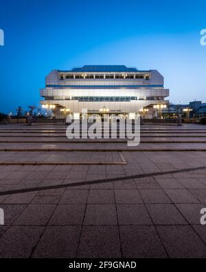 ICC Berlin am Abend zur blauen Stunde in Berlin, Deutschland Stockfoto