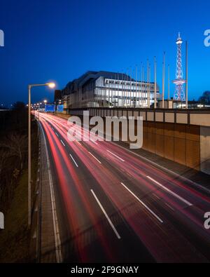 Abendverkehr auf der Autobahn am ICC mit Funkturm im Hintergrund in Berlin, Deutschland Stockfoto