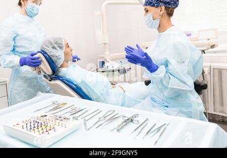 Zahnmedizin Konzept. Professionelle zahnärztliche Dienstleistungen und moderne Ausrüstung ohne Schmerzen. Arzt mit einer Assistentin, die die Zähne des Patienten behandelt Stockfoto