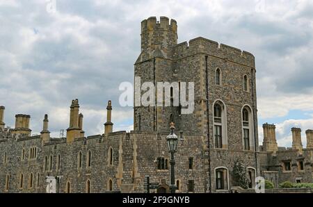 Windsor, Großbritannien - 25. Mai 2016: Windsor Castle, King Henry III Tower im Schloss Windsor an einem Frühlingstag. Stockfoto