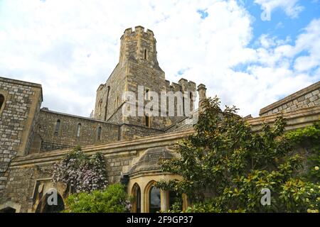 Windsor, Großbritannien - 25. Mai 2016: Windsor Castle, King Henry III Tower im Schloss Windsor an einem Frühlingstag. Stockfoto