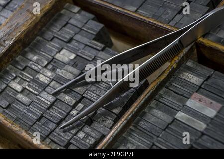 Klammern an alten Schubladen aus Vintage-Holz für den Buchdruck, mit ihren Bleiarten darin. Stockfoto