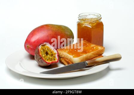 Mango-Passionsfrucht Marmelade auf Toast, Marmelade, Marmelade, Passionsfrucht, Konfitüre, Messer, Toast Stockfoto