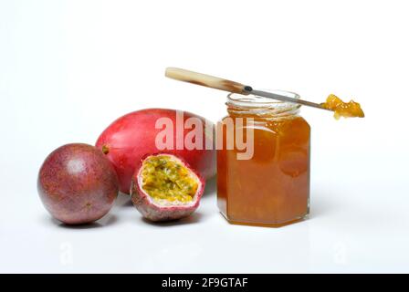 Mango-Passionsfrucht Marmelade, Marmelade, Passionsfrucht, Konfitüre, Messer Stockfoto