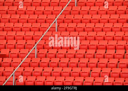 Rote Sitzreihen auf der Tribüne, Mercedes-Benz Arena, Stuttgart, Baden-Württemberg, Deutschland Stockfoto