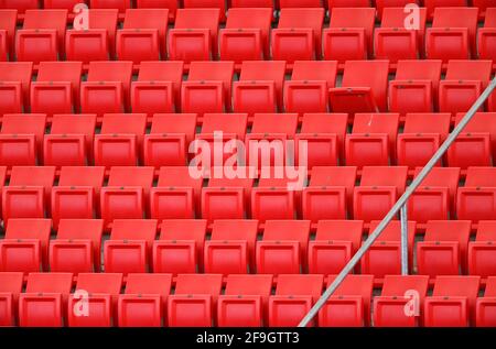 Rote Sitzreihen auf der Tribüne, Mercedes-Benz Arena, Stuttgart, Baden-Württemberg, Deutschland Stockfoto