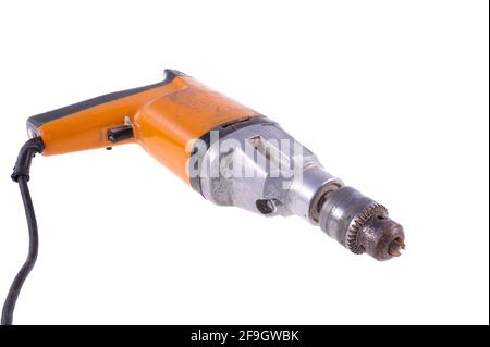 Alte Bohrmaschine für die Herstellung von Löchern. Schmutzige und beschädigte Werkzeuge für Mechaniker. Isolierter Hintergrund. Stockfoto