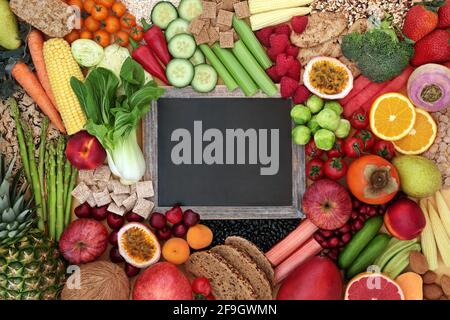 Pflanzliches, ballaststoffarmes Gesundheitsfutter für die vegane Ernährung mit Obst, Gemüse, Hülsenfrüchten, Getreideprodukten & Getreide. Stockfoto