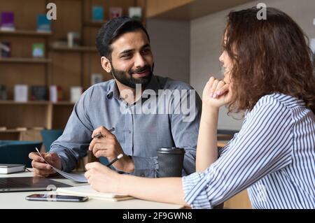 Multiethnisches Interview mit einem glücklichen, lächelnden HR-Manager und einem jungen Profi. Stockfoto