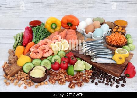 Gesunde Lebensmittel für eine Cholesterin-arme Ernährung mit proteinreichen Lebensmitteln, Omega-3, Vitaminen, Mineralien, Antioxidantien, Anthocyane, Lycopin und Ballaststoffe. Stockfoto