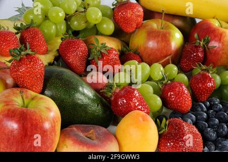 Verschiedene Arten von Früchten, Apfel, Banane, Erdbeere, Trauben, Ananas, Avocado, Pfirsich, Aprikose Stockfoto