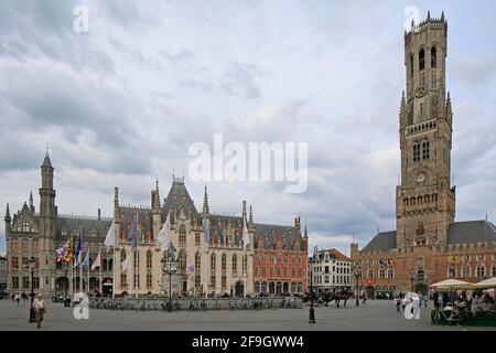 Markt mit Glockenturm und Tuchhalle, neugotischer Provinzpalast Provinciaal Hof, Altstadt von Brügge, Benelux, Belgien Stockfoto