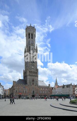 Markt mit Glockenturm und Tuchhalle, Altstadt von Brügge, Benelux, Belgien Stockfoto