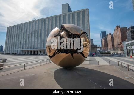 Die goldene sphere within Sphere, Sfera con Sfera, Skulptur von Arnaldo Pomodoro vor dem Hauptquartier der Vereinten Nationen, UNO-Hauptquartier Stockfoto