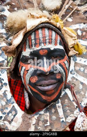 Kikuyu-Mann mit Gesichtsbemalung und Kopfschmuck, Kenia Stockfoto