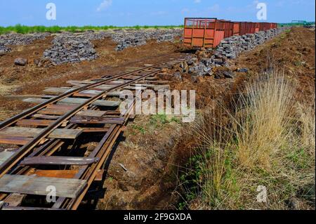 Industrieller Torfschnitt, torfbeladene Stadtbahn, Goldenstedter Moor, Niedersachsen, Deutschland Stockfoto