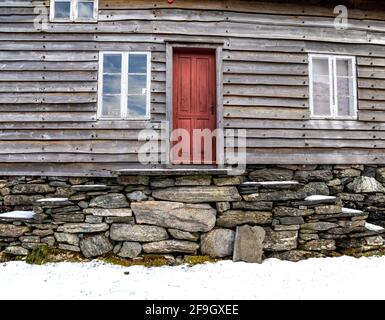 Spätswinter im Hordamuseet Freilichtmuseum in Stend, am Fana Fjord, Norwegen. Alte Baustile aus Hordaland und der Westküste Norwegens Stockfoto