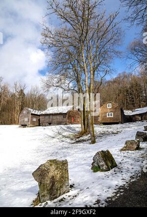 Spätswinter im Hordamuseet Freilichtmuseum in Stend, am Fana Fjord, Norwegen. Alte Baustile aus Hordaland und der Westküste Norwegens Stockfoto