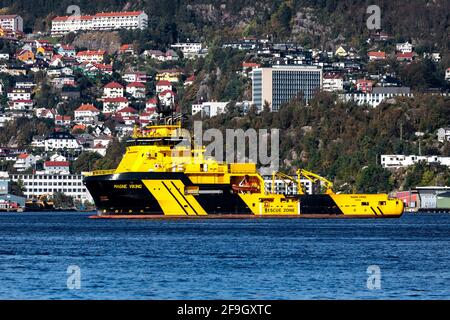 Offshore-Versorgung der Eisklasse AHTS Magne Viking in Byfjorden, im Hafen von Bergen, Norwegen. Stockfoto