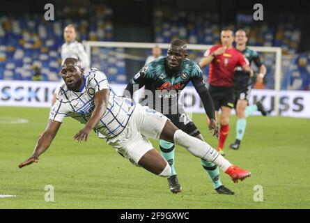 Neapel, Italien. April 2021. Napoli's KALIDOU KOULIBALY of Fouls ROMELU LUKAKU von Inter Mailand während der italienischen Serie A Aktion im Diego Armando Maradona Stadium. Quelle: Fabio Sasso/ZUMA Wire/Alamy Live News Stockfoto