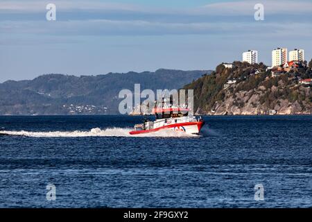 SAR Redningselskapet Schiff kristian Gerhard Jebasen II in Byfjorden, der in den Hafen von Bergen, Norwegen, einfährt Stockfoto