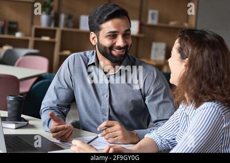 Multiethnisches Interview mit einem glücklichen, lächelnden HR-Manager und einem jungen Profi. Stockfoto