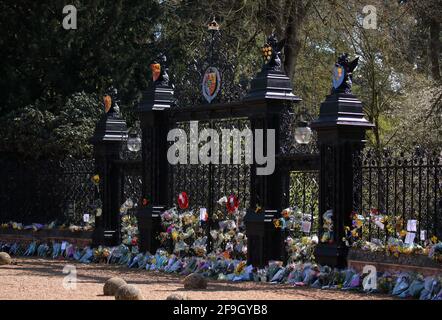 Sandringham, Großbritannien. April 2021. Die Norwich Gates vor dem Sandringham House in Norfolk, geschmückt mit Ehrungen an Prinz Philip Duke von Edinburgh, am Tag seiner Beerdigung, 17. April 2021 Quelle: Paul Marriott/Alamy Live News Stockfoto