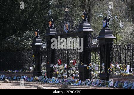 Sandringham, Großbritannien. April 2021. Blumen schmücken die Norwich Gates vor dem Sandringham House in Norfolk, am Tag der Beerdigung, 17. April 2021 Credit: Paul Marriott/Alamy Live News Stockfoto