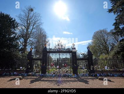 Sandringham, Großbritannien. April 2021. Blumen und Ehrungen schmücken die Tore von Norwich vor dem Sandringham House in Norfolk, am Tag der Beerdigung, 17. April 2021 Quelle: Paul Marriott/Alamy Live News Stockfoto