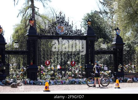 Sandringham, Großbritannien. April 2021. Ein Radfahrer hält am Tag der Beerdigung, dem 17. April 2021, vor dem Sandringham House in Norfolk an den Norwich Gates inne.Quelle: Paul Marriott/Alamy Live News Stockfoto