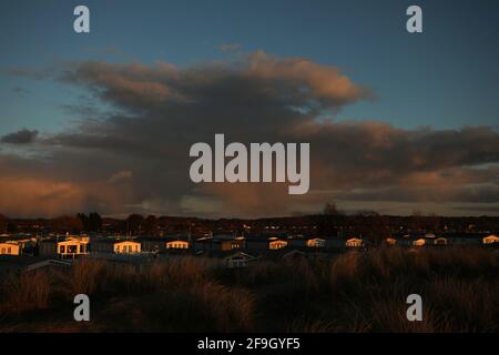 Heacham, Großbritannien. April 2021. Über diesen Karawanen in Heacham, Norfolk, sammeln sich Wolken am Himmel. Kredit: Paul Marriott/Alamy Live Nachrichten Stockfoto