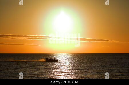 Heacham, Großbritannien. April 2021. Ein RNLI-Rettungsboot, das kurz vor Sonnenuntergang in Heacham, Norfolk, trainiert. Kredit: Paul Marriott/Alamy Live Nachrichten Stockfoto