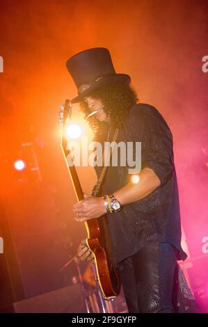 Slash of Camp Freddy tritt beim Launch des neuen PLAYSTATION 3, Best Buy West Hollywood, Los Angeles, CA, am 16. November 2006 auf. Stockfoto