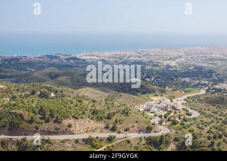 Panoramablick auf die weiß getünchte Stadt Mijas an der Costa Del Sol, Andalusien, Spanien. Stockfoto