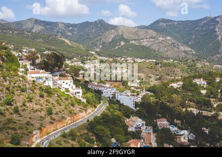 Panoramablick auf die weiß getünchte Stadt Mijas an der Costa Del Sol, Andalusien, Spanien. Stockfoto