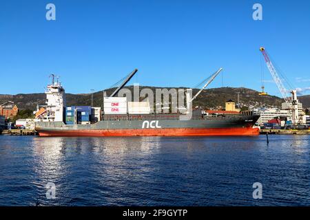 Containerschiff NCL Averoy am Kai Frieleneskaien im Hafen von Bergen, Norwegen. Stockfoto