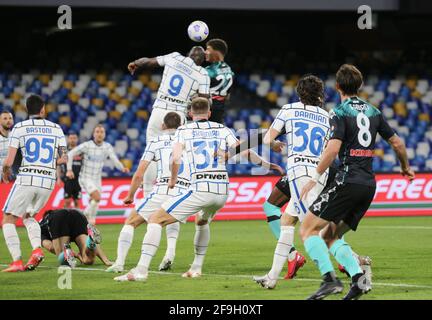 Neapel, Kampanien, Italien. April 2021. Während des italienischen Serie A Fußballmatches SSC Napoli gegen FC Inter am 18. April 2021 im Diego Armando Maradona Stadium in Neapel.in Bild: Lukaku Credit: Fabio Sasso/ZUMA Wire/Alamy Live News Stockfoto