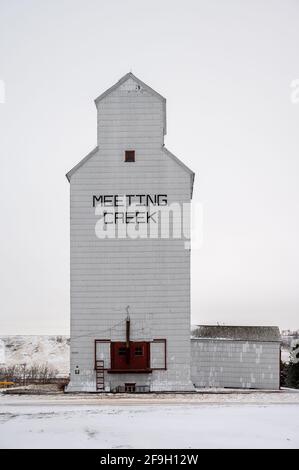 Meeting Creek, Alberta - 11. April 2021: Getreideaufzüge in der Kleinstadt Meeting Creek. Stockfoto