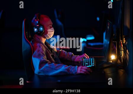 Ein Online-Strategieturnier für eSport-Spieler in der Cyber-Games-Arena. Ein professioneller Maskenspieler. Stockfoto