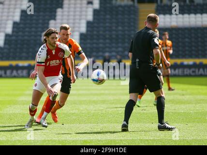 KINGSTON UPON HULL, GROSSBRITANNIEN. 17. APRIL: Wes Burns von Fleetwood Town bricht am Samstag, dem 17. April 2021, während des Spiels der Sky Bet League 1 zwischen Hull City und Fleetwood Town im KC Stadium, Kingston upon Hull, vom Callum Elder von Hull City ab. (Kredit: Michael Driver, Mi News) Kredit: MI Nachrichten & Sport /Alamy Live Nachrichten Stockfoto