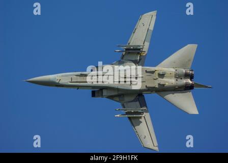 Royal Air Force Panavia Tornado F3 Jet Kampfflugzeug. RAF Tornado ADV fliegt in klarem blauen Himmel. Schnellstrahl. Tornado Air Defence Variante, Unterseite Stockfoto